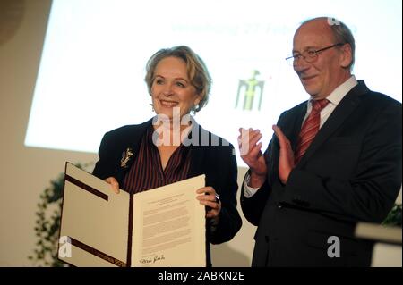 Editeur Antje Kunstmann avec conseiller culturel Hans-Georg Küppers lors de la remise du "prix honorifique de la culture de la ville de Munich' dans la grande salle de l'Ancien hôtel de ville. [Traduction automatique] Banque D'Images