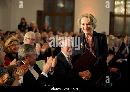 L'éditeur Antje Kunstmann lors de la remise du "prix honorifique de la culture de la ville de Munich' dans la grande salle de l'Ancien hôtel de ville. Axel Hacke Laudator gauche applaudit. [Traduction automatique] Banque D'Images