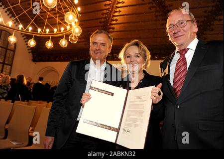 Editeur Antje Kunstmann entre sa laudator Axel Hacke (l.) et conseiller culturel Hans-Georg Küppers lors de la remise du "prix honorifique de la culture de la ville de Munich' dans la grande salle de l'Ancien hôtel de ville. [Traduction automatique] Banque D'Images