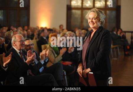 L'éditeur Antje Kunstmann lors de la remise du "prix honorifique de la culture de la ville de Munich' dans la grande salle de l'Ancien hôtel de ville. Sur la gauche, Hans-Georg Küppers conseiller culturel, applaudit. [Traduction automatique] Banque D'Images