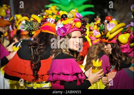 À la partie "ietfurt Carnaval chinois' la petite ville de Beilngries a.d.Rivière Altmühl transforme chaque année le jeudi de l'absurde les premières heures du matin dans la nuit dans un Bavarian-China empire. Sous la devise 'Kille Wau und Fu-Gao-di - nach Bayrisch Chine muss ma hie !' Le carnaval procession avec du vrai et faux chinois dans environ 45 groupes auront lieu à 14 heures à travers la ville. [Traduction automatique] Banque D'Images