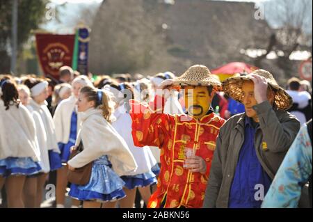 À la partie "ietfurt Carnaval chinois' la petite ville de Beilngries a.d.Rivière Altmühl transforme chaque année le jeudi de l'absurde les premières heures du matin dans la nuit dans un Bavarian-China empire. Sous la devise 'Kille Wau und Fu-Gao-di - nach Bayrisch Chine muss ma hie !' Le carnaval procession avec du vrai et faux chinois dans environ 45 groupes auront lieu à 14 heures à travers la ville. [Traduction automatique] Banque D'Images