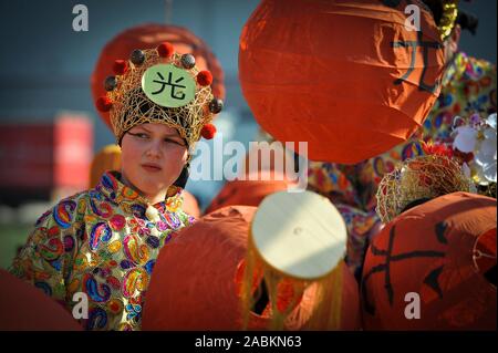 À la partie "ietfurt Carnaval chinois' la petite ville de Beilngries a.d.Rivière Altmühl transforme chaque année le jeudi de l'absurde les premières heures du matin dans la nuit dans un Bavarian-China empire. Sous la devise 'Kille Wau und Fu-Gao-di - nach Bayrisch Chine muss ma hie !' Le carnaval procession avec du vrai et faux chinois dans environ 45 groupes auront lieu à 14 heures à travers la ville. [Traduction automatique] Banque D'Images