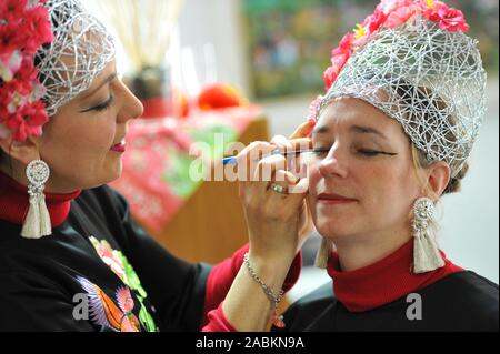 À la partie "ietfurt Carnaval chinois' la petite ville de Beilngries a.d.Rivière Altmühl transforme chaque année le jeudi de l'absurde les premières heures du matin dans la nuit dans un Bavarian-China empire. Sous la devise 'Kille Wau und Fu-Gao-di - nach Bayrisch Chine muss ma hie !' Le carnaval procession avec du vrai et faux chinois dans environ 45 groupes auront lieu à 14 heures à travers la ville. [Traduction automatique] Banque D'Images