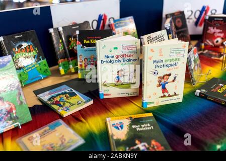 Livres pour enfants sur le football dans la bibliothèque communautaire Oberhaching. La bibliothèque municipale est le gagnant du Prix 2018 Bibliothèque des enfants, qui est cité à 5000 euros. [Traduction automatique] Banque D'Images