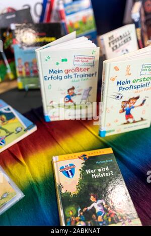 Livres pour enfants sur le football dans la bibliothèque communautaire Oberhaching. La bibliothèque municipale est le gagnant du Prix 2018 Bibliothèque des enfants, qui est cité à 5000 euros. [Traduction automatique] Banque D'Images