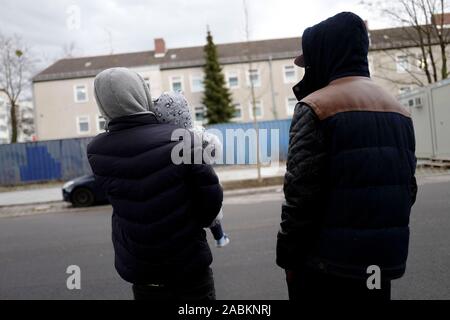 Les réfugiés sont debout devant l'abri des réfugiés dans l'ancienne caserne de radio à Frankfurter Ring. [Traduction automatique] Banque D'Images