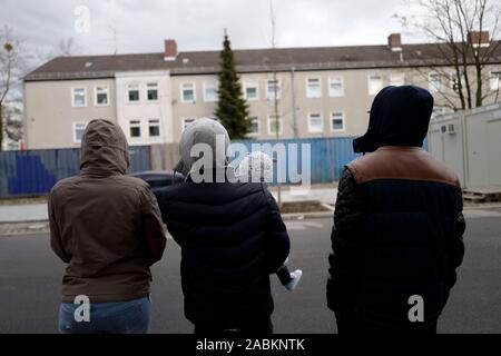 Les réfugiés sont debout devant l'abri des réfugiés dans l'ancienne caserne de radio à Frankfurter Ring. [Traduction automatique] Banque D'Images