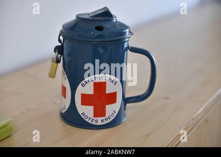Vieille boîte de donation dans le poste de sauvetage 09 de la Croix-Rouge bavaroise (BRK) à Osterfeldstraße 25a à Ismaning. [Traduction automatique] Banque D'Images