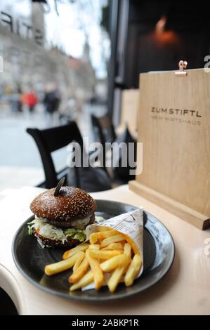 Burger dans la 'Bavarois Wirtshaus Zum Stiftl' dans valley 15 dans le centre de Munich. [Traduction automatique] Banque D'Images