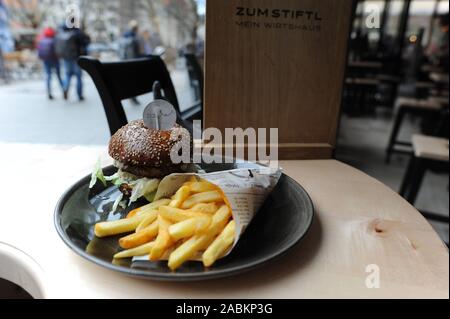 Burger dans la 'Bavarois Wirtshaus Zum Stiftl' dans valley 15 dans le centre de Munich. [Traduction automatique] Banque D'Images