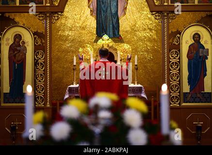 L'église de Maria Schutz et Saint-andré à Munich's Untergiesing district est la cathédrale de l'Exarchat apostolique pour les catholiques ukrainiens de rite byzantin en Allemagne et en Scandinavie. Père Vladimir Viitovitch dirige le service. [Traduction automatique] Banque D'Images