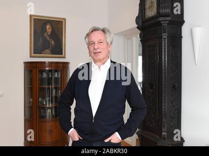 Hans-Otto-Kraus, ancien directeur technique de l'Office municipal d'habitation association 'Gemeinnützige Wohnstätten- und Siedlungsgesellschaft' (GTG), admis dans son appartement de la Munich Au. Maintenant à la retraite, lui et ses amis ont fondé la coopérative de construction 'Bauen und Gemeinschaft' (BuG) dans le but de contrer la pénurie de logements dans la capitale de l'état. [Traduction automatique] Banque D'Images