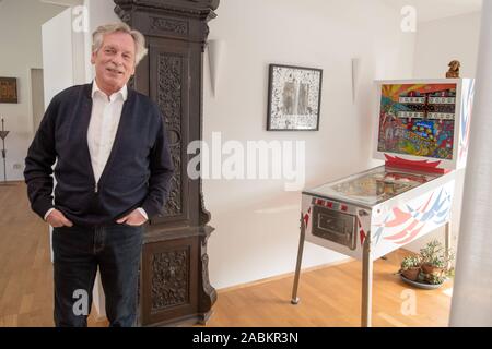 Hans-Otto-Kraus, ancien directeur technique de l'Office municipal d'habitation association 'Gemeinnützige Wohnstätten- und Siedlungsgesellschaft' (GTG), admis dans son appartement de la Munich Au. Maintenant à la retraite, lui et ses amis ont fondé la coopérative de construction 'Bauen und Gemeinschaft' (BuG) dans le but de contrer la pénurie de logements dans la capitale de l'état. [Traduction automatique] Banque D'Images