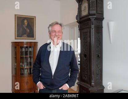 Hans-Otto-Kraus, ancien directeur technique de l'Office municipal d'habitation association 'Gemeinnützige Wohnstätten- und Siedlungsgesellschaft' (GTG), admis dans son appartement de la Munich Au. Maintenant à la retraite, lui et ses amis ont fondé la coopérative de construction 'Bauen und Gemeinschaft' (BuG) dans le but de contrer la pénurie de logements dans la capitale de l'état. [Traduction automatique] Banque D'Images