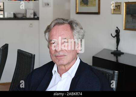 Hans-Otto-Kraus, ancien directeur technique de l'Office municipal d'habitation association 'Gemeinnützige Wohnstätten- und Siedlungsgesellschaft' (GTG), admis dans son appartement de la Munich Au. Maintenant à la retraite, lui et ses amis ont fondé la coopérative de construction 'Bauen und Gemeinschaft' (BuG) dans le but de contrer la pénurie de logements dans la capitale de l'état. [Traduction automatique] Banque D'Images