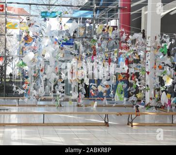 Avec une installation faite de déchets plastiques, le Franz-von-Assisi-Schule attire l'attention sur les détritus des océans. [Traduction automatique] Banque D'Images