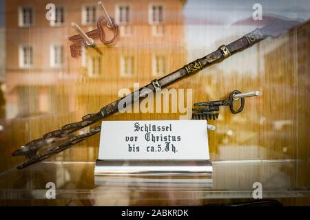 Serrures de meubles anciens dans la vitrine de la traditionnelle clé shop 'Münchner Schlüsseldienst Kilian' dans Fraunhoferstraße 1. [Traduction automatique] Banque D'Images