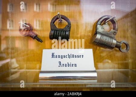 Serrures de meubles anciens dans la vitrine de la traditionnelle clé shop 'Münchner Schlüsseldienst Kilian' dans Fraunhoferstraße 1. [Traduction automatique] Banque D'Images