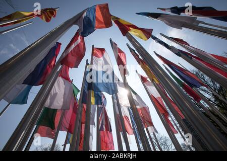 Drapeaux de pays européens volent au vent devant l'Office européen des brevets à Erhardtstraße. [Traduction automatique] Banque D'Images