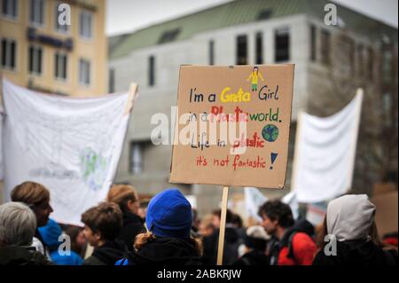 Une manifestation d'étudiants pour la protection du climat sur la Marienplatz à Munich. [Traduction automatique] Banque D'Images