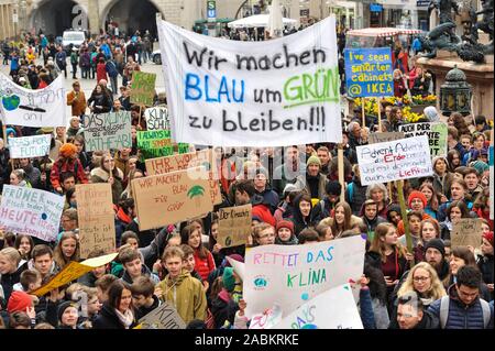 Une manifestation d'étudiants pour la protection du climat sur la Marienplatz à Munich. [Traduction automatique] Banque D'Images