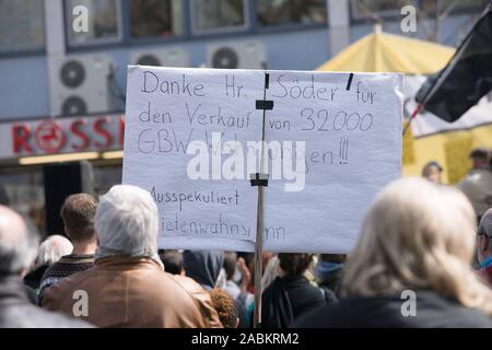 Sous la devise 'peculated out', plusieurs centaines de personnes manifester à Leonrodplatz pour le logement abordable et contre la spéculation immobilière à Munich. Dans l'image, des manifestants protestent contre la vente de 32 000 logements en l'puis GBW Ministre des Finances bavarois Markus Söder. [Traduction automatique] Banque D'Images