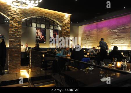 Les clients du restaurant 'Leger am Dom' dans Kaufingerstraße 24 près de la Frauenkirche. [Traduction automatique] Banque D'Images