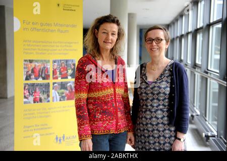 Eva Jüsten (r.) Chef du Bureau de la médiation communautaire (SteG) dans le Bureau des affaires sociales, du logement et de la migration de la ville de Munich et Brigitte Gans, chef de la gestion des conflits interpartis à Munich (AKIM). [Traduction automatique] Banque D'Images