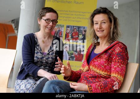 Eva Jüsten (l.) Chef du Bureau de la médiation communautaire (SteG) dans le Bureau des affaires sociales, du logement et de la migration de la ville de Munich et Brigitte Gans, chef de la gestion des conflits interpartis à Munich (AKIM). [Traduction automatique] Banque D'Images