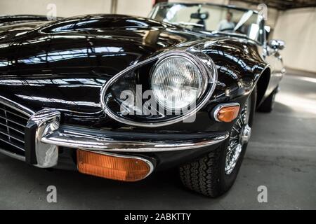 Un oldtimer noir du type Jaguar E-Type V12 est debout dans le moteur en Freimann. Le véhicule historique de 1974 appartient à un membre de l'Oldtimer Club de Munich. [Traduction automatique] Banque D'Images