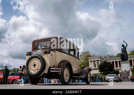 Oldtimer Oldtimer à la 13e réunion de l'Automobilclub München (ACM), qui a lieu chaque année en parallèle à la Fête du Printemps sur la Theresienwiese. Dans l'arrière-plan la Bavière et le Hall of Fame. [Traduction automatique] Banque D'Images