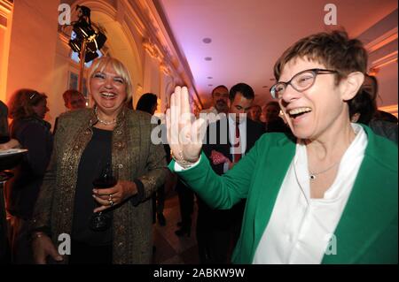 SZ nuit à Berlin au château de Charlottenburg : Claudia Roth et Annegret Kramp-Karrenbauer. [Traduction automatique] Banque D'Images