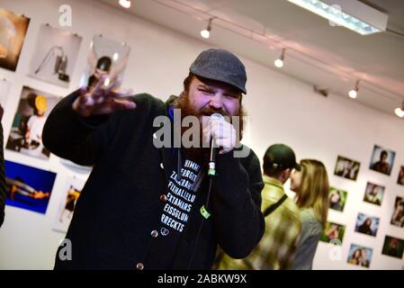 Le rappeur Manekin effectue la paix au vernissage de l'exposition '10 im Quadrat Volume 3' par la couleur de la boutique Feierwerk. 10 jeunes photographes présents leurs portraits de 10 artistes à l'invitation de la "Junge leute' page de la Süddeutsche Zeitung. [Traduction automatique] Banque D'Images