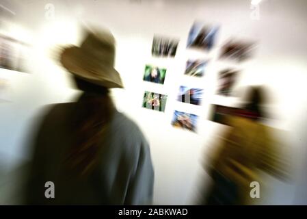 Vernissage de l'exposition '10 im Quadrat Volume 3' par la couleur de la boutique Feierwerk. 10 jeunes photographes présents leurs portraits de 10 artistes à l'invitation de la "Junge leute' page de la Süddeutsche Zeitung. [Traduction automatique] Banque D'Images