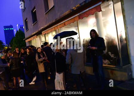 Vernissage de l'exposition '10 im Quadrat Volume 3' par la couleur de la boutique Feierwerk. 10 jeunes photographes présents leurs portraits de 10 artistes à l'invitation de la "Junge leute' page de la Süddeutsche Zeitung. [Traduction automatique] Banque D'Images