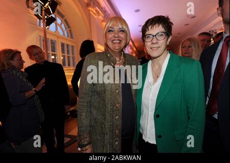 SZ nuit à Berlin au château de Charlottenburg : Claudia Roth et Annegret Kramp-Karrenbauer. [Traduction automatique] Banque D'Images