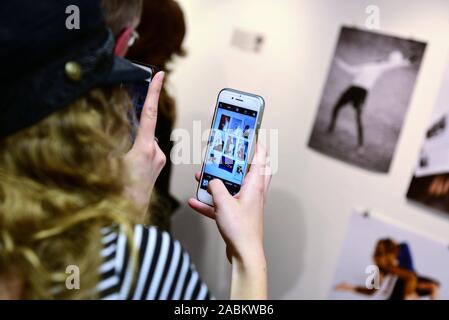 Vernissage de l'exposition '10 im Quadrat Volume 3' par la couleur de la boutique Feierwerk. 10 jeunes photographes présents leurs portraits de 10 artistes à l'invitation de la "Junge leute' page de la Süddeutsche Zeitung. [Traduction automatique] Banque D'Images