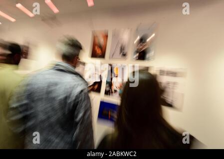 Vernissage de l'exposition '10 im Quadrat Volume 3' par la couleur de la boutique Feierwerk. 10 jeunes photographes présents leurs portraits de 10 artistes à l'invitation de la "Junge leute' page de la Süddeutsche Zeitung. [Traduction automatique] Banque D'Images