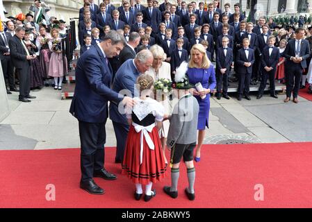 Le Prince Charles et la duchesse Camilla visiter la capitale nationale Munich dans le cadre d'un voyage de quatre jours en Allemagne. La photo montre la famille royale britannique, accompagné par le Premier Ministre bavarois Markus Söder (l.) et sa femme Karin (r.) sur le tapis rouge à Max-Joseph-Platz, où deux enfants en costume traditionnel, leur donner un cadeau de bienvenue. [Traduction automatique] Banque D'Images