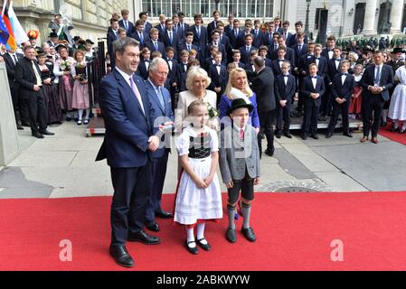 Le Prince Charles et la duchesse Camilla visiter la capitale nationale Munich dans le cadre d'un voyage de quatre jours en Allemagne. La photo montre la famille royale britannique, accompagné par le Premier Ministre bavarois Markus Söder (l.) et sa femme Karin (r.) sur le tapis rouge à Max-Joseph-Platz, où deux enfants en costume traditionnel, leur donner un cadeau de bienvenue. [Traduction automatique] Banque D'Images