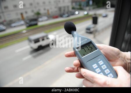 Appareil de mesure de niveau sonore, enregistré pendant une excursion dans le quartier ouest de Munich. Dans l'image, l'appareil mesure 77,5 décibels dans la Landsberger Straße. [Traduction automatique] Banque D'Images