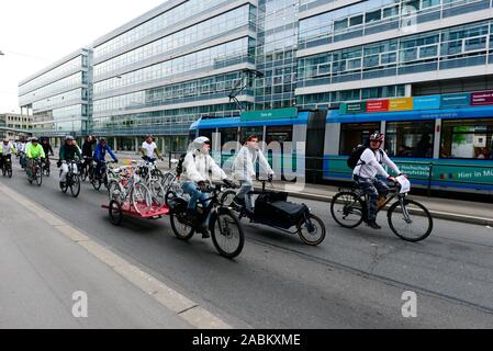 Le 'Ride du silence' à Munich. Chaque année, ce voyage commémoratif pour les cyclistes qui sont morts dans un accident a lieu. Bicyclettes peint en blanc (ghostbikes) sont mis en place dans les endroits où un cycliste a un accident. [Traduction automatique] Banque D'Images