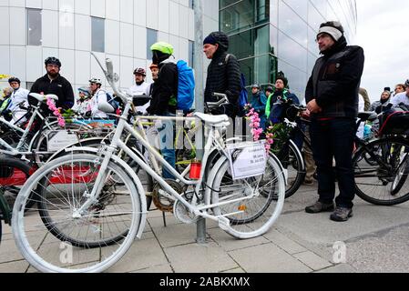 Le 'Ride du silence' à Munich. Chaque année, ce voyage commémoratif pour les cyclistes qui sont morts dans un accident a lieu. Bicyclettes peint en blanc (ghostbikes) sont mis en place dans les endroits où un cycliste a un accident. [Traduction automatique] Banque D'Images