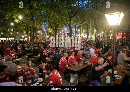 FC Bayern Munich célèbre remportant le septième Championnat allemand de football dans une rangée avec un ventilateur en partie Am Nockherberg Paulaner. Dans l'image les fans dans le café en plein air. [Traduction automatique] Banque D'Images