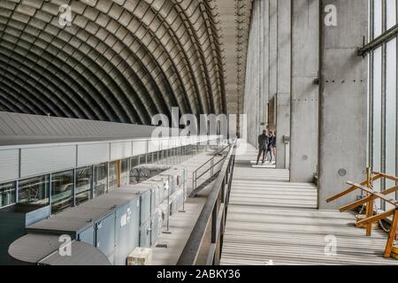 Centre de tri de la Deutsche Post AG pour Munich le Arnulfstraße. L'ancienne Poste et colis hall avec ses vastes construction arch a été construit en 1965-1969 et, avec une période de 146,8 m et une longueur de 124 m, était la plus grande auto-hall préfabriqués en béton dans le monde à l'époque. Elle est un bâtiment classé. [Traduction automatique] Banque D'Images