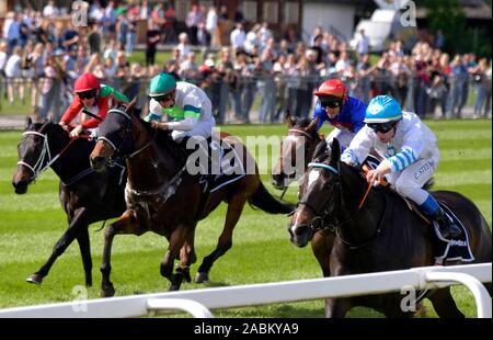 Cyrille Stefan sur 'Joplin' (n° 1) remporte l'Allianz Cup au Munich Riem hippodrome. [Traduction automatique] Banque D'Images