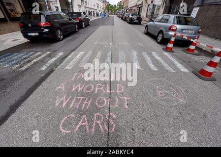 Détendre au bord de la route du Park(ing) Day dans Reichenbachstraße dans la Gärtnerplatz trimestre. Avec cette campagne, la ville verte de l'initiative de l'environnement veut attirer l'attention sur la façon dont le nombre de places de stationnement dans la ville peut être utilisé comme une alternative pour les loisirs, les espaces verts, les cyclistes, etc. La campagne est également destiné à promouvoir l'utilisation de la ville, de nombreux parcs de stationnement comme un endroit pour se détendre. [Traduction automatique] Banque D'Images