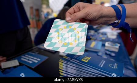 Européen de la bière bavaroise "couvercle" sur le stand de la pro-européenne mouvement citoyen "pouls de l'Europe à Corso Leopold sur le car-free Leopoldstraße à Munich le dimanche, 26 mai 2019. [Traduction automatique] Banque D'Images