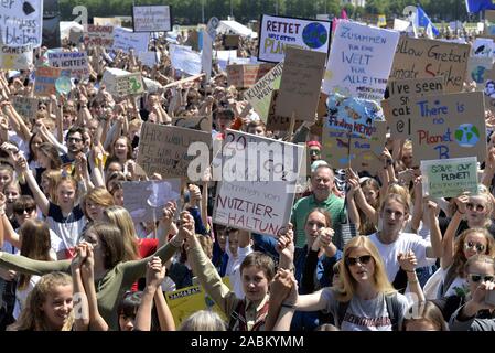 Les élèves, enfants et parents sur la Theresienwiese à Munich pour la protection du climat. [Traduction automatique] Banque D'Images